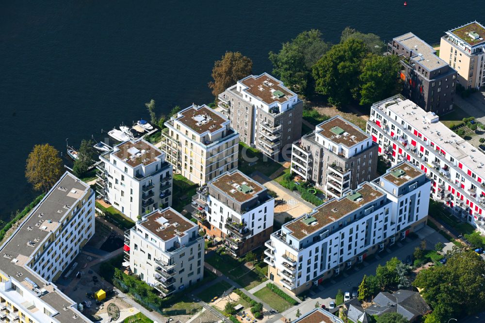 Luftaufnahme Berlin - Winterluftbild Wohnhausanlage Uferkrone am Spreeufer im Ortsteil Köpenick im Bezirk Köpenick in Berlin