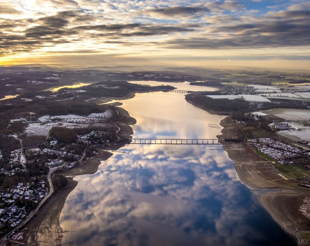 Luftbild Südrandweg - Winterluftbild Wolkenspiegelung auf Möhnesee in Südrandweg im Bundesland Nordrhein-Westfalen, Deutschland