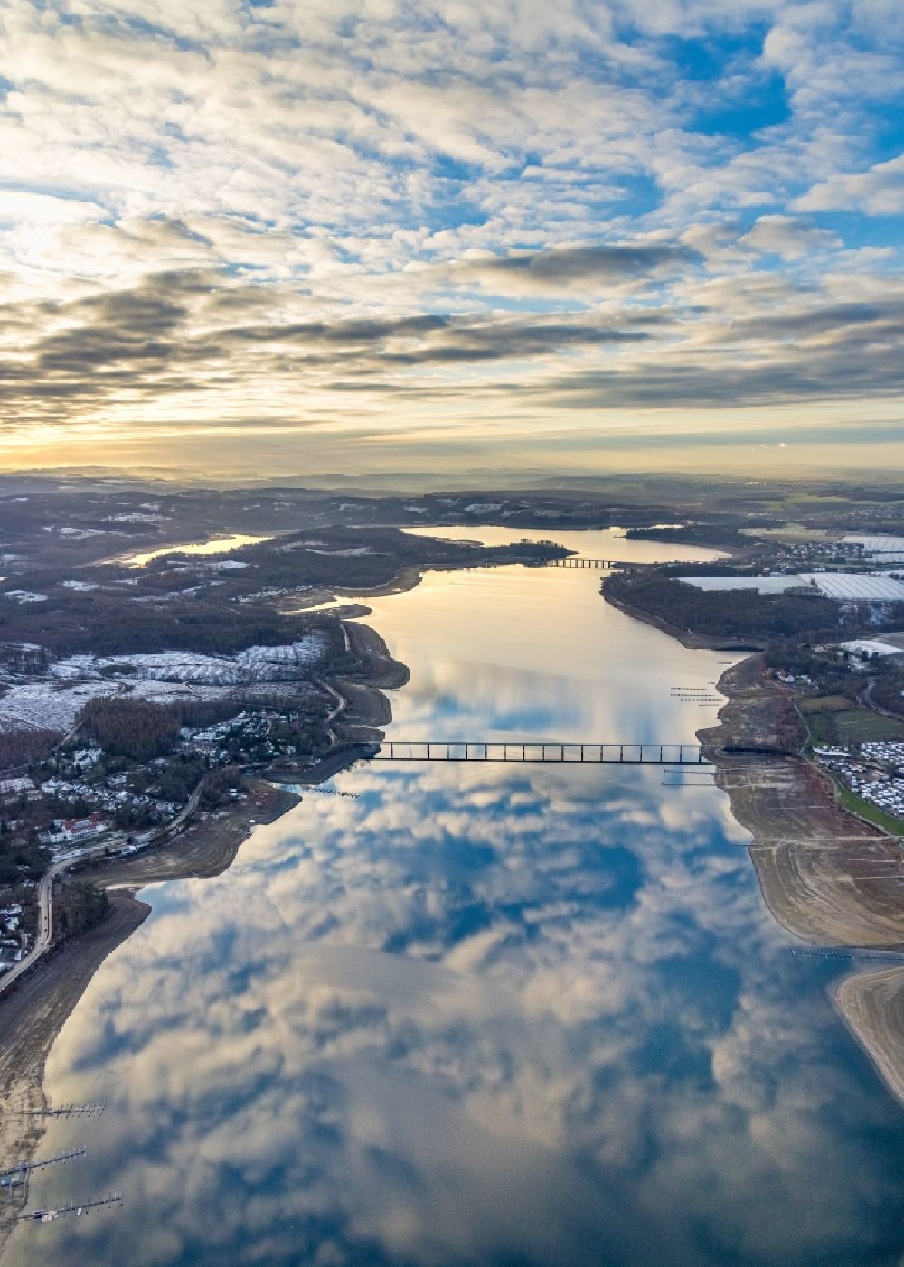 Luftaufnahme Südrandweg - Winterluftbild Wolkenspiegelung auf Möhnesee in Südrandweg im Bundesland Nordrhein-Westfalen, Deutschland