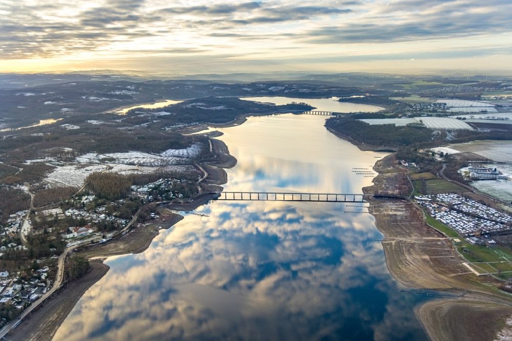 Südrandweg von oben - Winterluftbild Wolkenspiegelung auf Möhnesee in Südrandweg im Bundesland Nordrhein-Westfalen, Deutschland