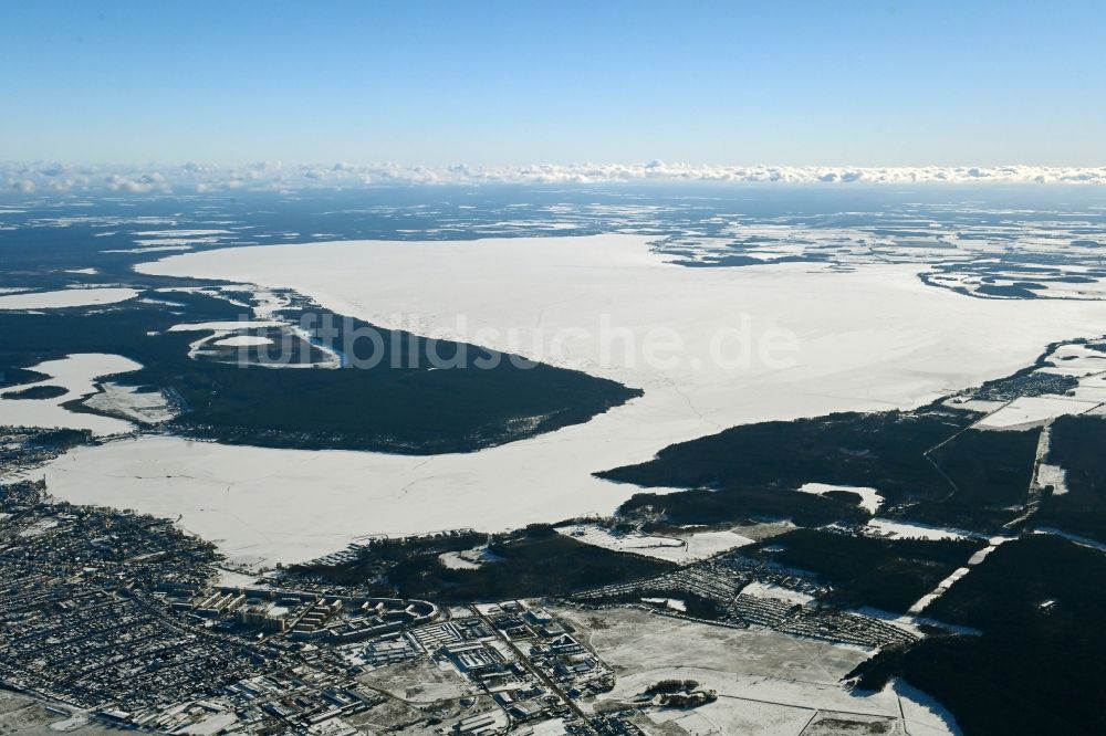Luftbild Waren (Müritz) - Winterluftbild des zugefrorenen Sees Müritz in Waren (Müritz) im Bundesland Mecklenburg-Vorpommern, Deutschland