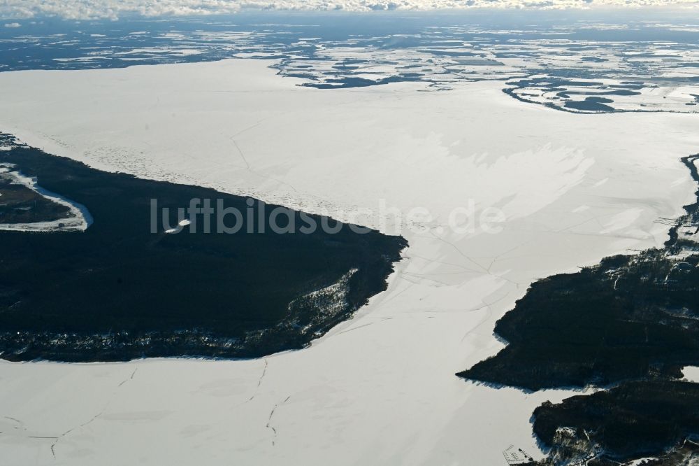 Luftaufnahme Waren (Müritz) - Winterluftbild des zugefrorenen Sees Müritz in Waren (Müritz) im Bundesland Mecklenburg-Vorpommern, Deutschland