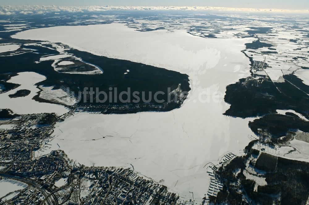 Waren (Müritz) aus der Vogelperspektive: Winterluftbild des zugefrorenen Sees Müritz in Waren (Müritz) im Bundesland Mecklenburg-Vorpommern, Deutschland