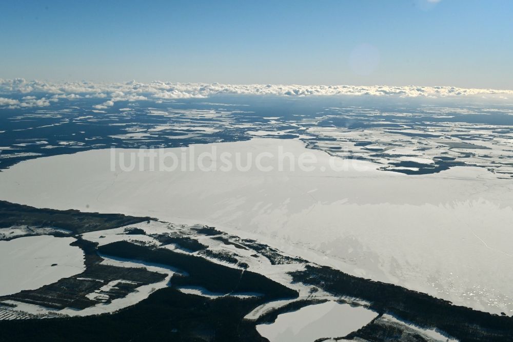 Waren (Müritz) von oben - Winterluftbild des zugefrorenen Sees Müritz in Waren (Müritz) im Bundesland Mecklenburg-Vorpommern, Deutschland
