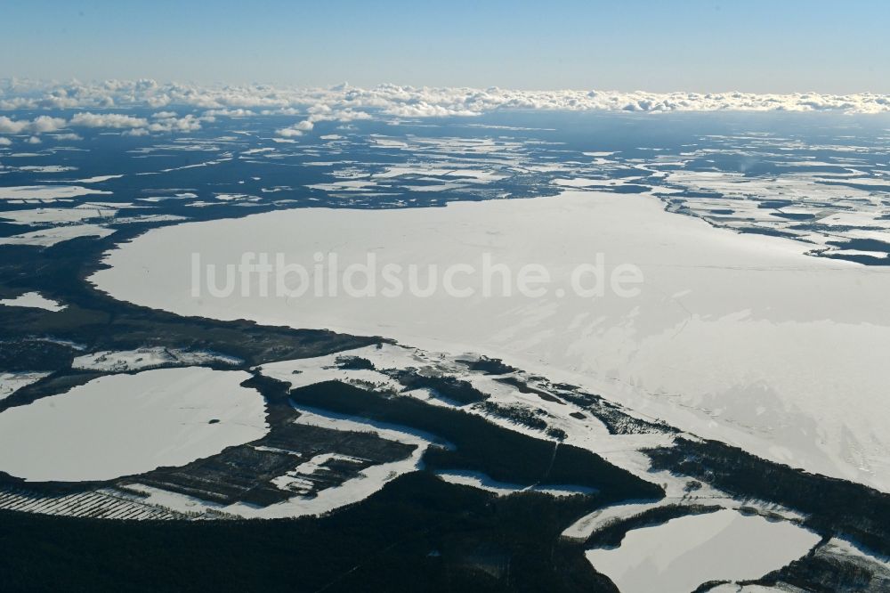 Waren (Müritz) aus der Vogelperspektive: Winterluftbild des zugefrorenen Sees Müritz in Waren (Müritz) im Bundesland Mecklenburg-Vorpommern, Deutschland