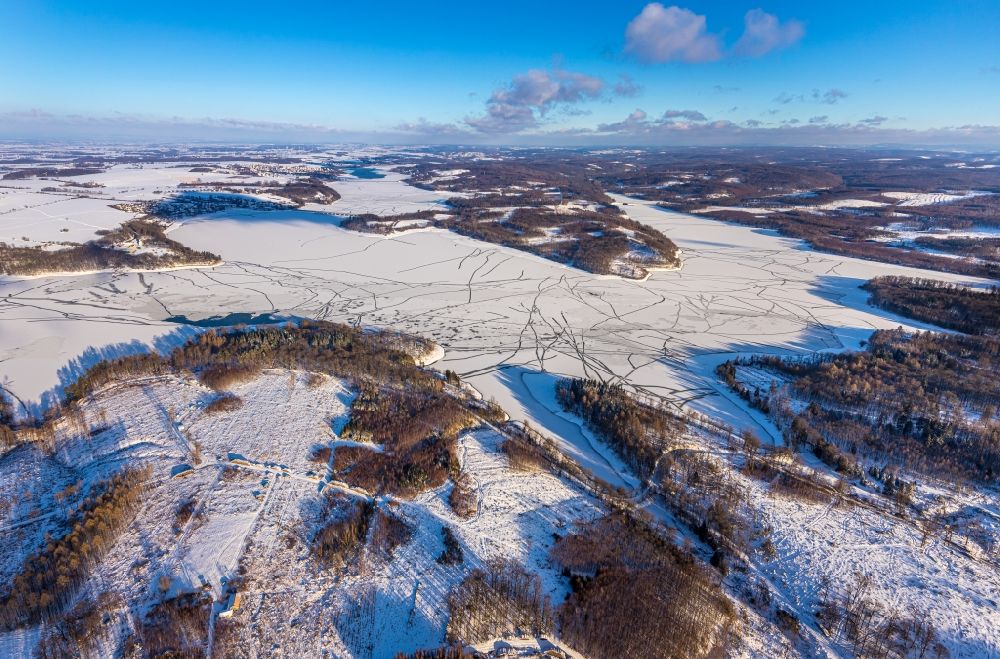 Möhnesee von oben - Winterluftbild zugefrorener Möhnesee im Bundesland Nordrhein-Westfalen, Deutschland