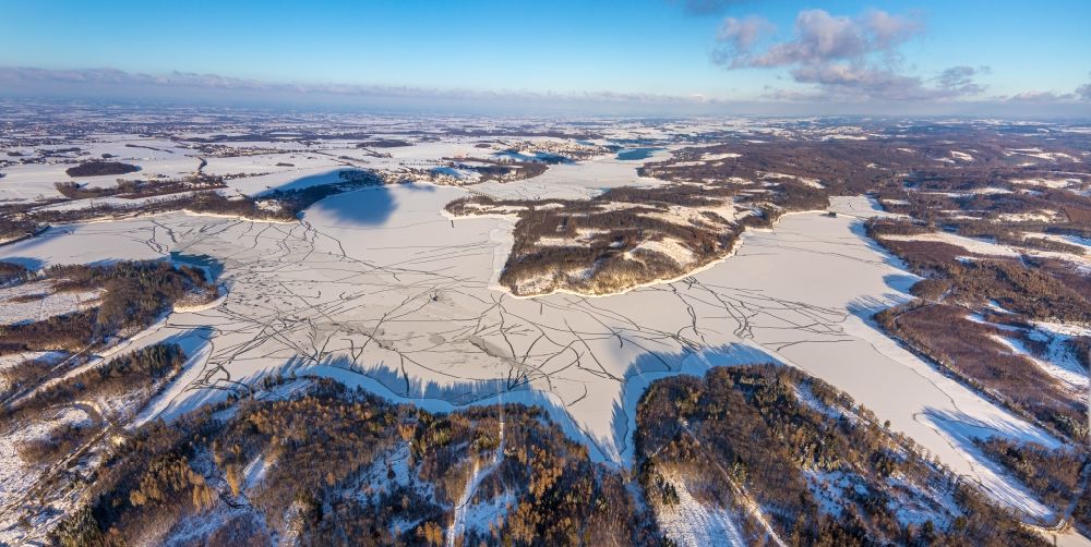Möhnesee aus der Vogelperspektive: Winterluftbild zugefrorener Möhnesee im Bundesland Nordrhein-Westfalen, Deutschland
