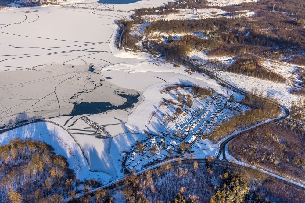 Luftbild Möhnesee - Winterluftbild zugefrorener Möhnesee im Bundesland Nordrhein-Westfalen, Deutschland