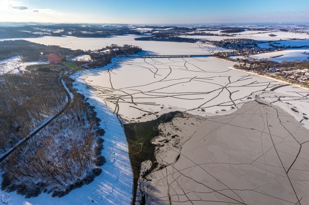 Luftaufnahme Möhnesee - Winterluftbild zugefrorener Möhnesee im Bundesland Nordrhein-Westfalen, Deutschland
