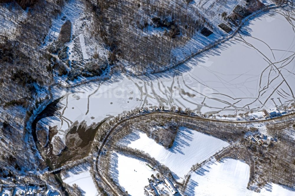 Luftbild Hagena - Winterluftbild zugefrorener Stausee in Hagena im Bundesland Nordrhein-Westfalen, Deutschland