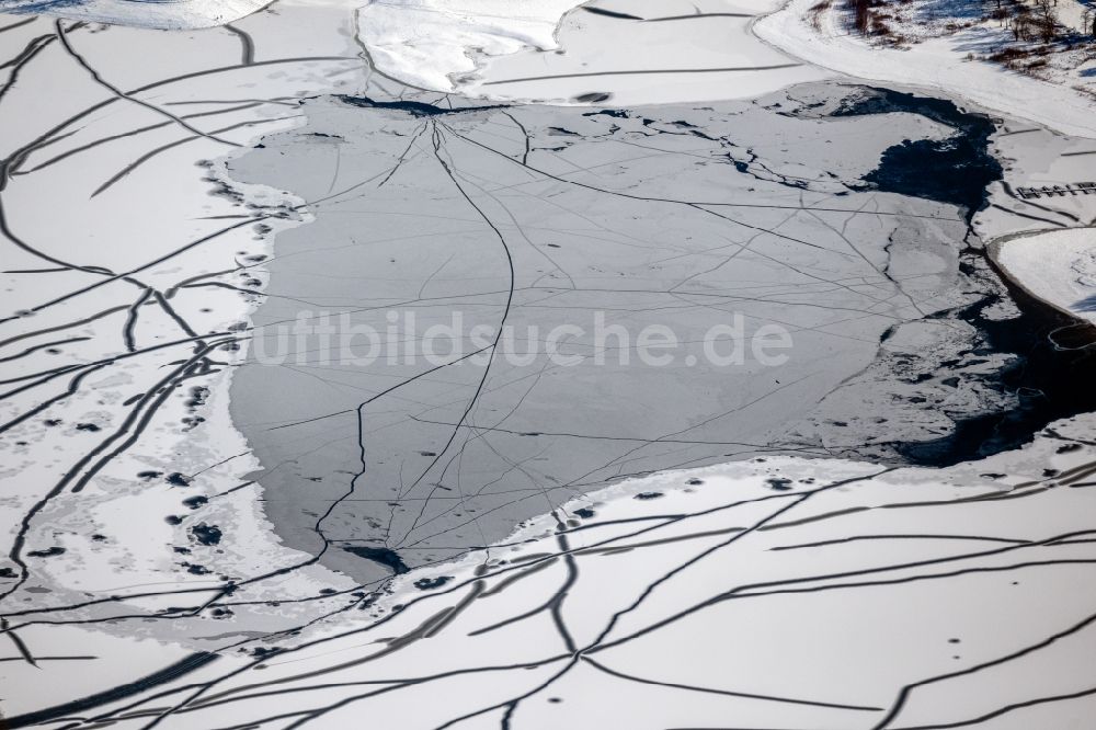 Luftaufnahme Möhnesee - Winterluftbild zugefrorener Stausee in Möhnesee im Bundesland Nordrhein-Westfalen, Deutschland