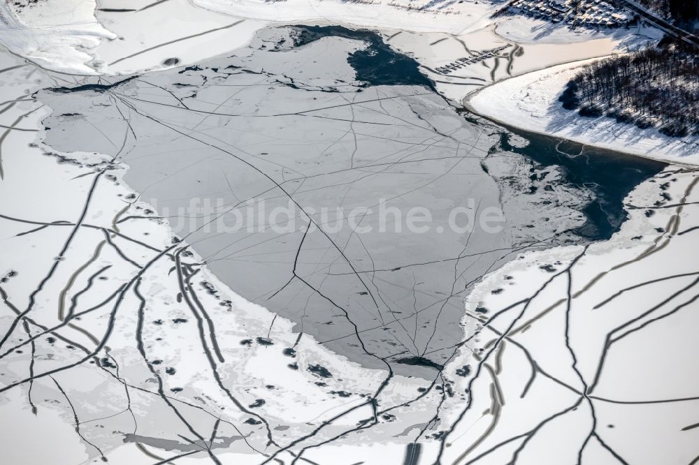 Möhnesee von oben - Winterluftbild zugefrorener Stausee in Möhnesee im Bundesland Nordrhein-Westfalen, Deutschland
