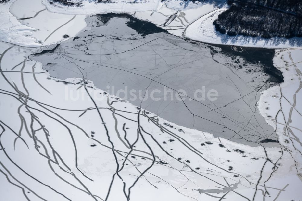Möhnesee aus der Vogelperspektive: Winterluftbild zugefrorener Stausee in Möhnesee im Bundesland Nordrhein-Westfalen, Deutschland