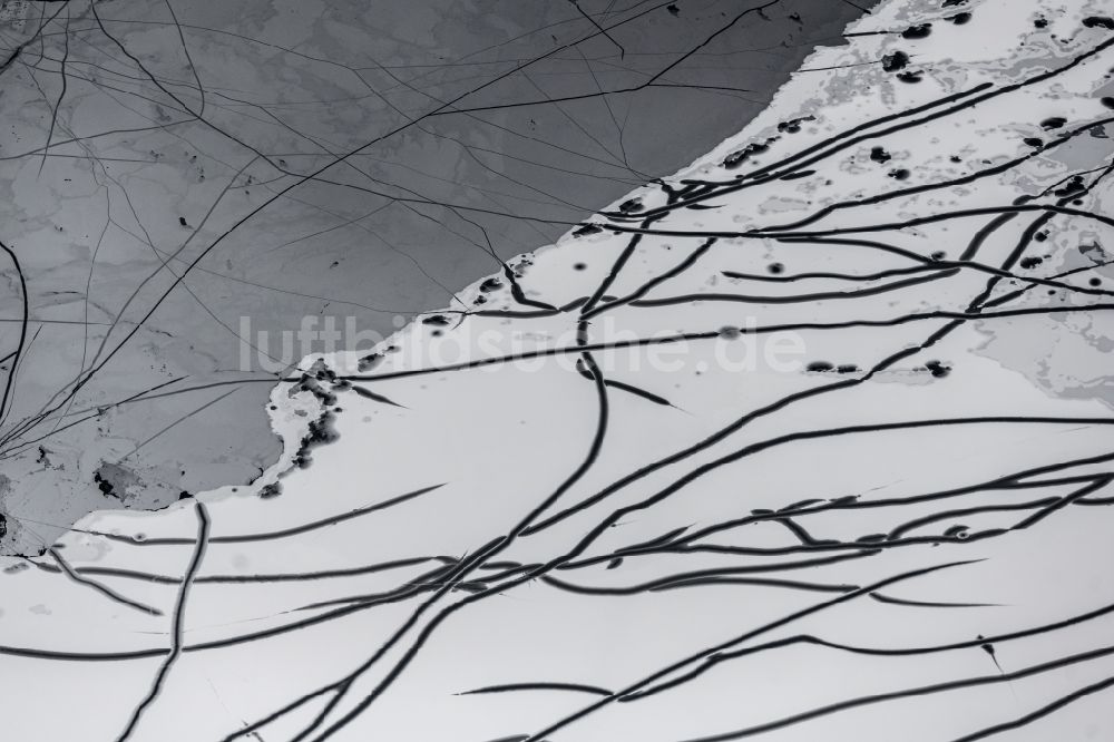 Luftaufnahme Möhnesee - Winterluftbild zugefrorener Stausee in Möhnesee im Bundesland Nordrhein-Westfalen, Deutschland