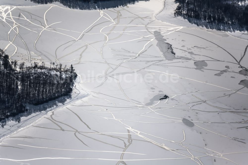 Luftbild Möhnesee - Winterluftbild zugefrorener Stausee in Möhnesee im Bundesland Nordrhein-Westfalen, Deutschland