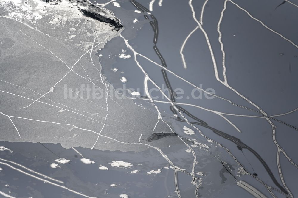 Möhnesee aus der Vogelperspektive: Winterluftbild zugefrorener Stausee in Möhnesee im Bundesland Nordrhein-Westfalen, Deutschland