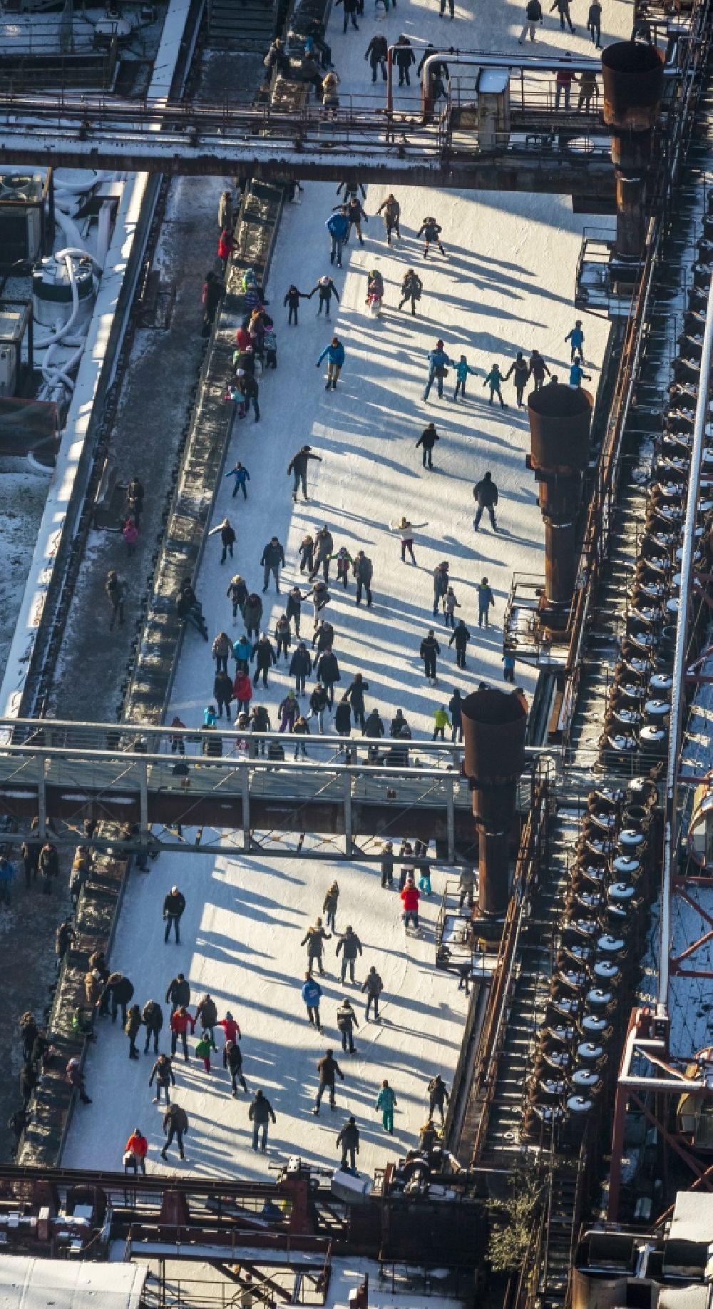 Luftbild Essen - Winterspaziergang auf der Eisbahn der Kokerei Zeche Zollverein in Essen im Bundesland Nordrhein-Westfalen