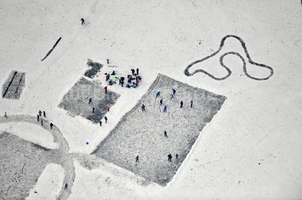 Luftaufnahme Berlin - Wintersport mit Eislaufen auf dem Kaulsdorfer See in Berlin