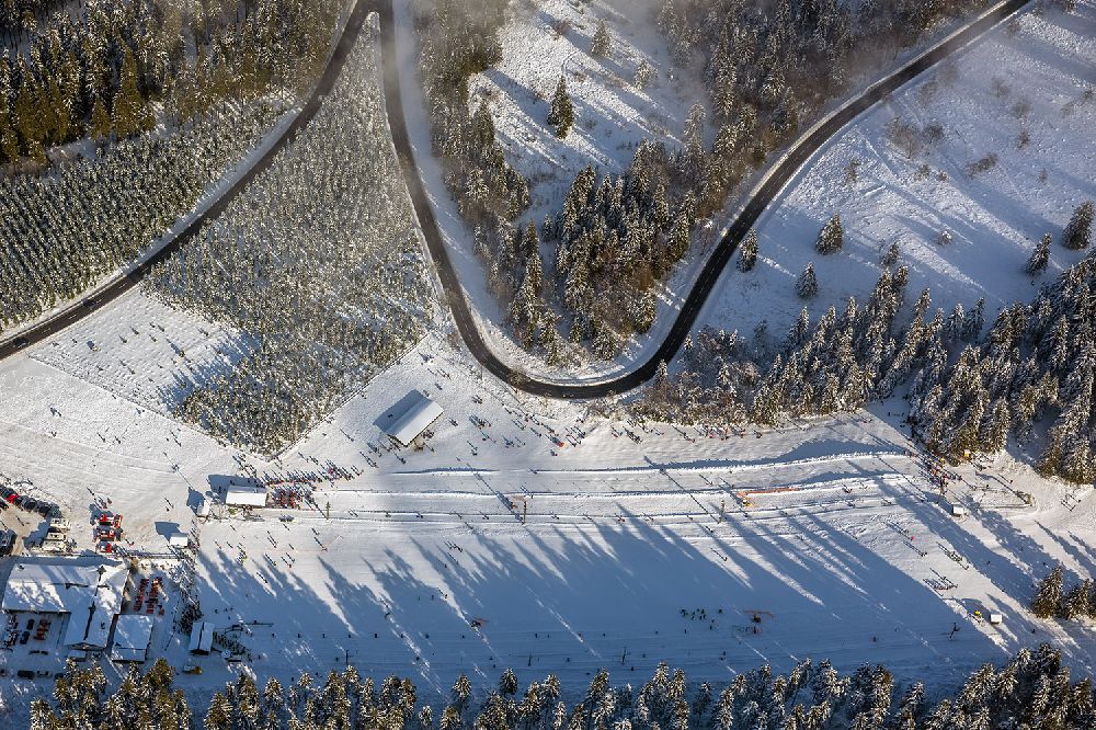 Winterberg von oben - Wintersportgebiet Skiliftkarussell in Winterberg im Bundesland Nordrhein-Westfalen