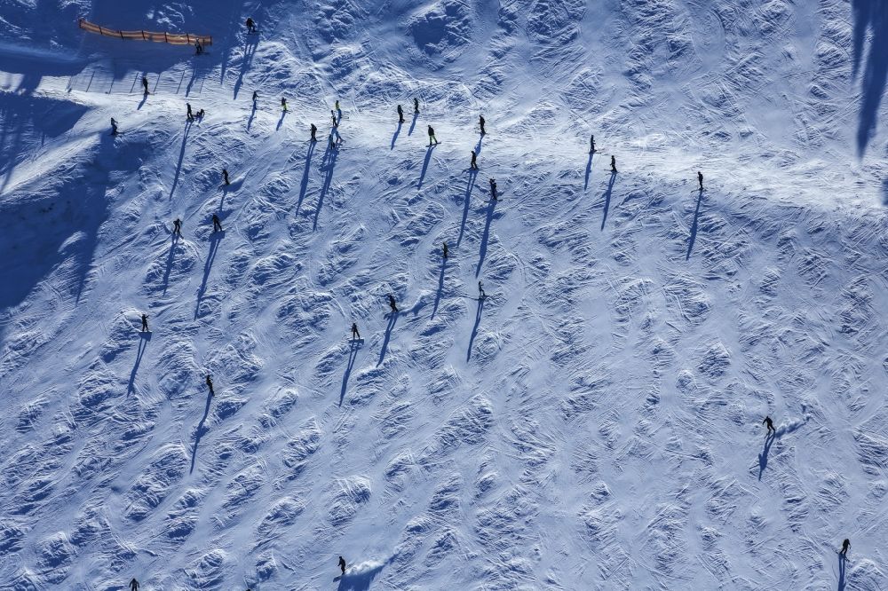 Bayerisch Eisenstein aus der Vogelperspektive: Wintersportler auf der Skipiste bei Bayerisch Eisenstein im Bundesland Bayern