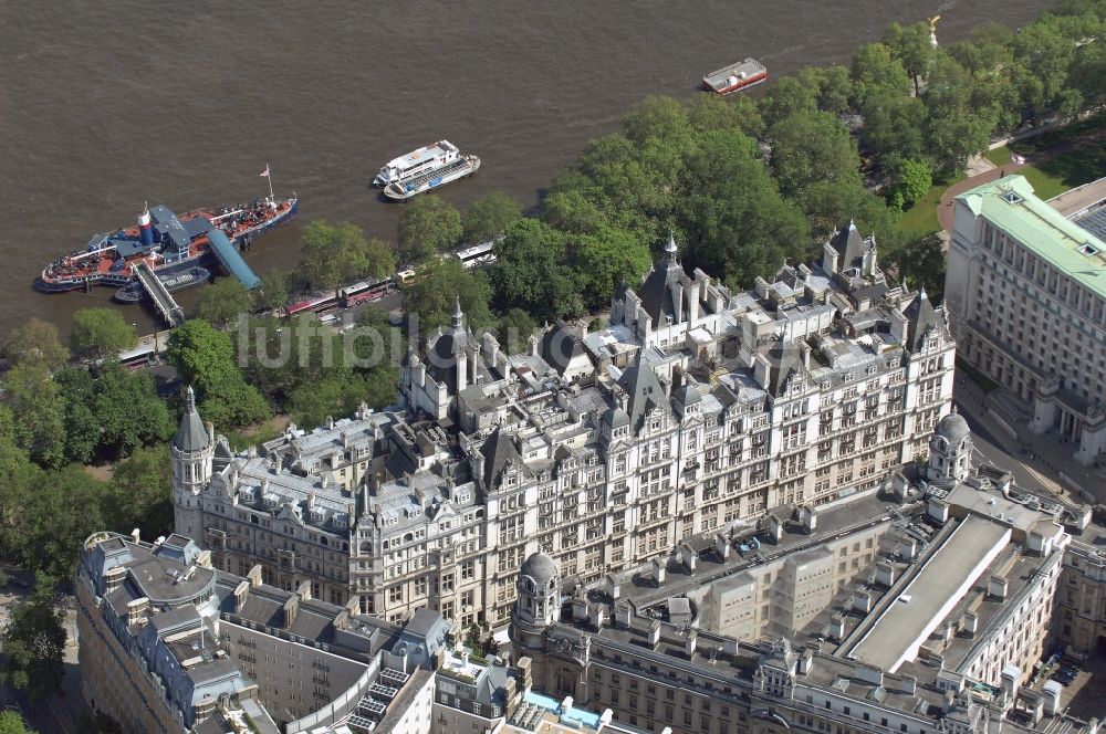 Luftbild London - Wohn- und Geschäftsblock im Viktorianischen Stil und das britische Verteidigungsministerium im Stadtbezirk City of London in London in Großbritannien