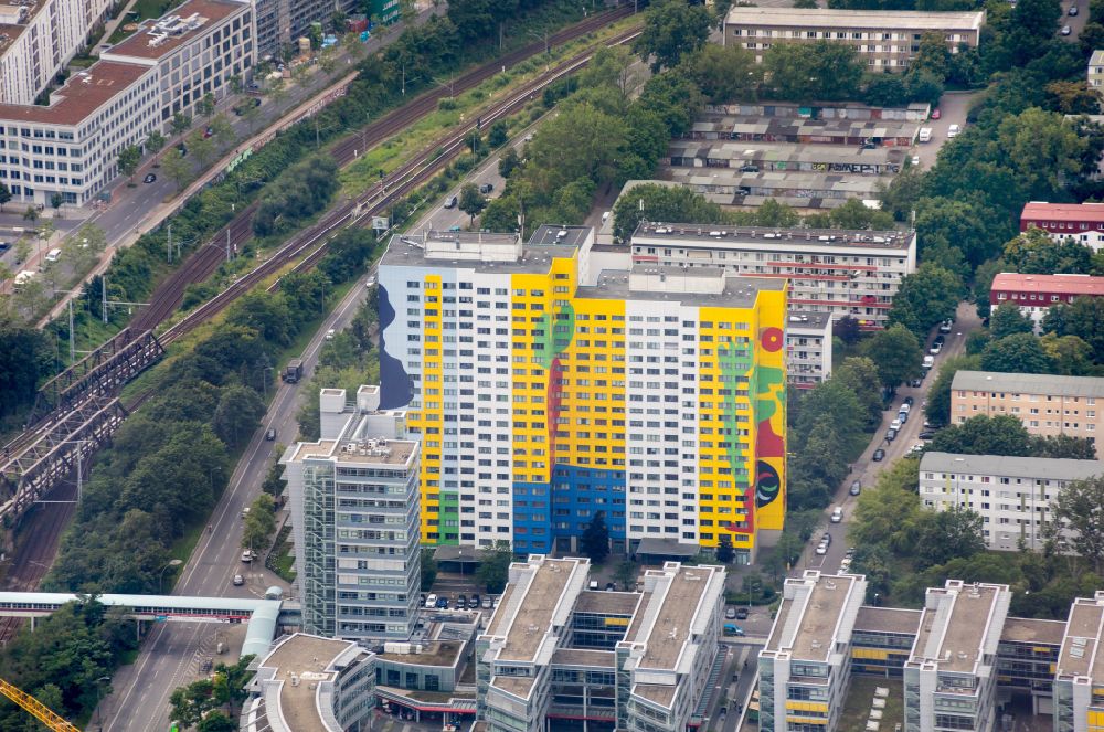 Berlin von oben - Wohn- und Geschäftshaus Gustavo Haus in Berlin, Deutschland