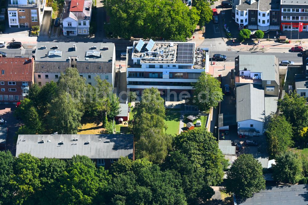 Hamburg aus der Vogelperspektive: Wohn- und Geschäftshaus in Hamburg, Deutschland