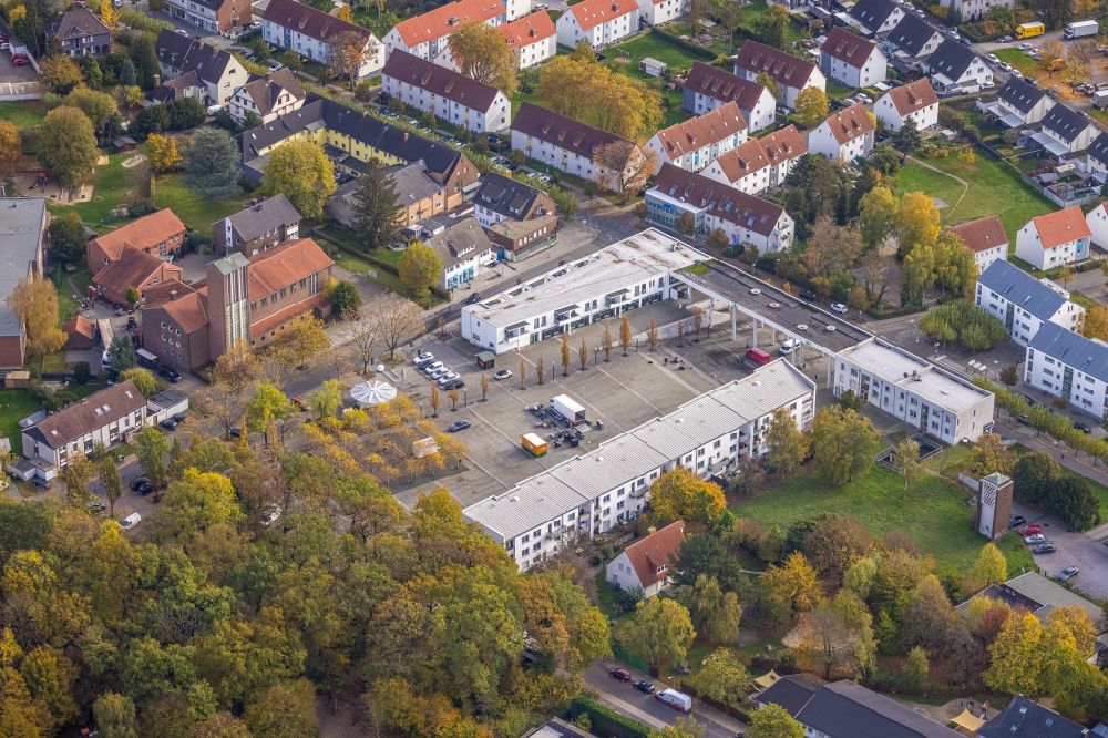 Luftbild Bergkamen - Wohn- und Geschäftshaus Am Stadtmarkt mit Blick auf die Kirche St. Elisabeth in Bergkamen im Bundesland Nordrhein-Westfalen, Deutschland