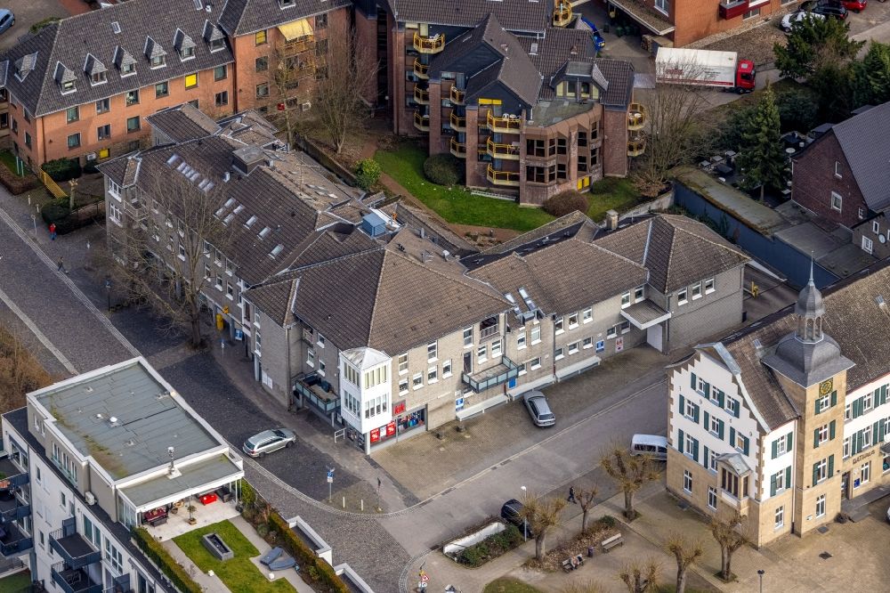 Luftbild Essen - Wohn- und Geschäftshaus Viertel entlang der Schulstraße - Kringsgat im Ortsteil Kettwig in Essen im Bundesland Nordrhein-Westfalen, Deutschland