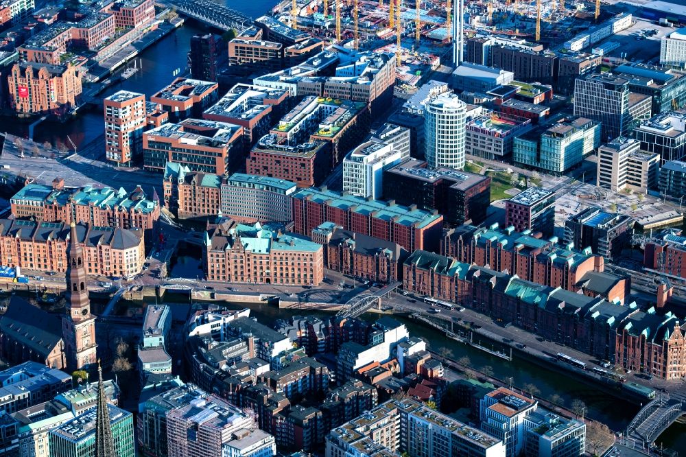 Luftbild Hamburg - Wohn- und Geschäftshäuser der traditionsreichen Speicherstadt in Hamburg, Deutschland