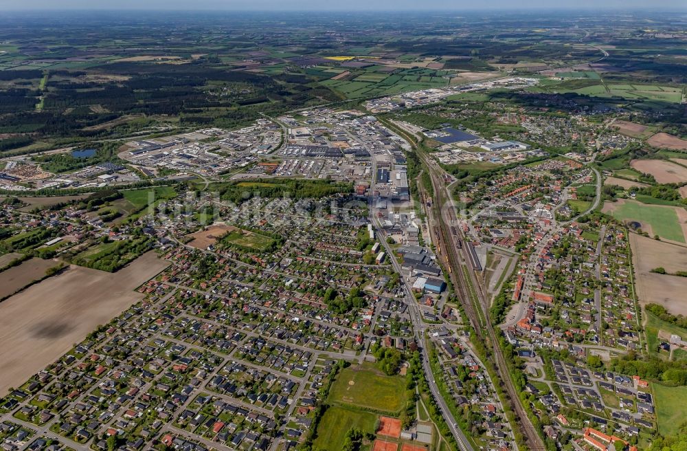 Luftbild Padborg - Wohn- und Gewerbegebiete entlang der Schienen am Personen- und Güter- Bahnhof in Padborg in Syddanmark, Dänemark