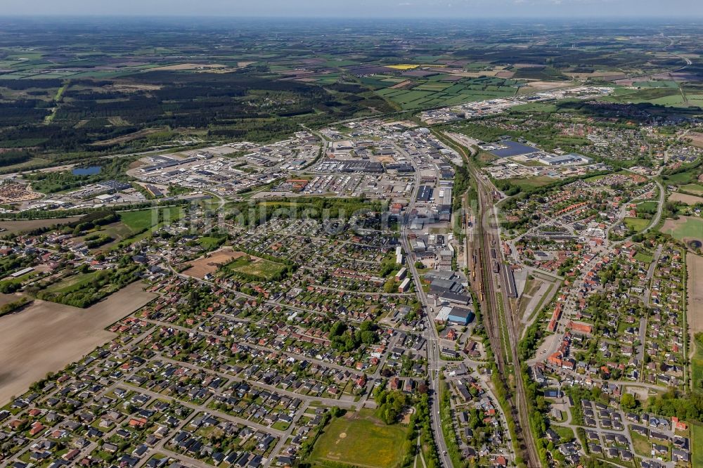 Luftaufnahme Padborg - Wohn- und Gewerbegebiete entlang der Schienen am Personen- und Güter- Bahnhof in Padborg in Syddanmark, Dänemark