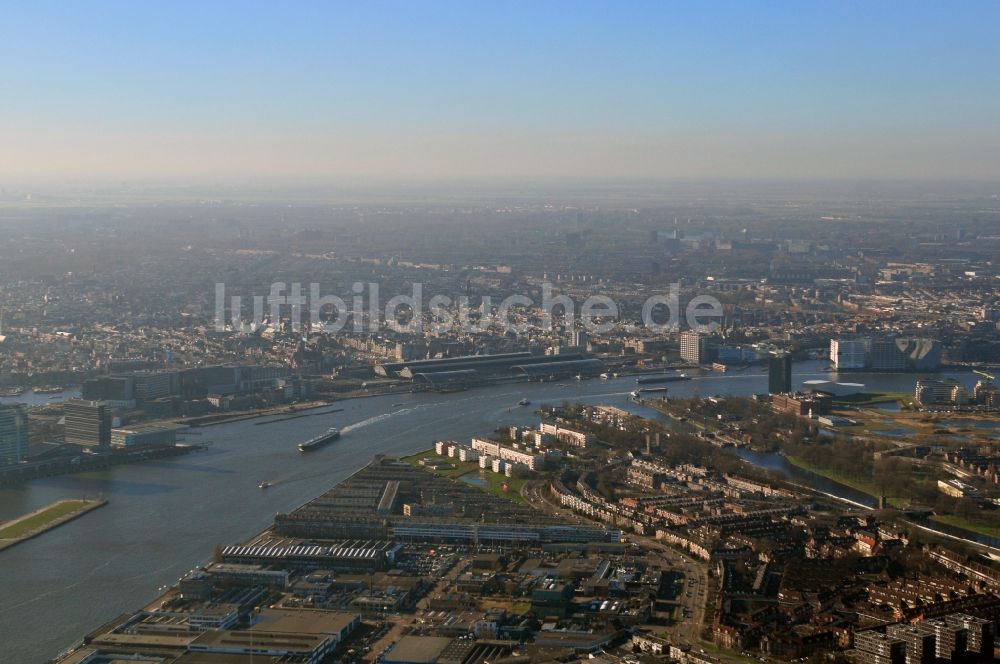 Luftaufnahme Amsterdam - Wohn- und Industriegebiets in Amsterdam Noord in der Provinz Nordholland in den Niederlanden