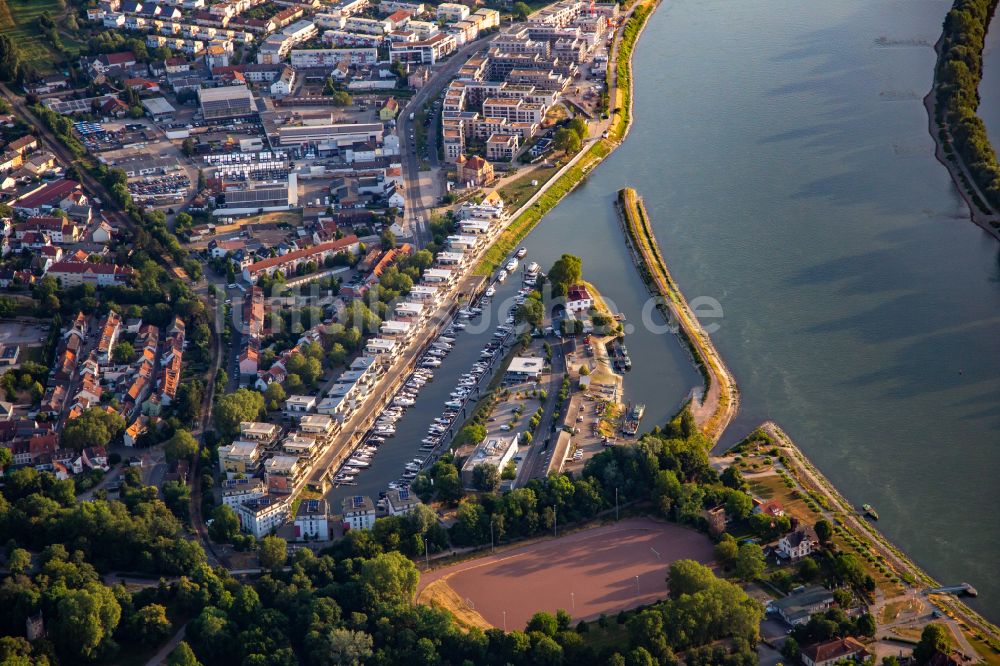 Luftaufnahme Speyer - Wohnbebauung an der Hafenstraße gegenüber des Yachthafen mit Sportboot- Anlegestellen und Bootsliegeplätzen am Uferbereich des alten Hafen am Rhein in Speyer im Bundesland Rheinland-Pfalz, Deutschland