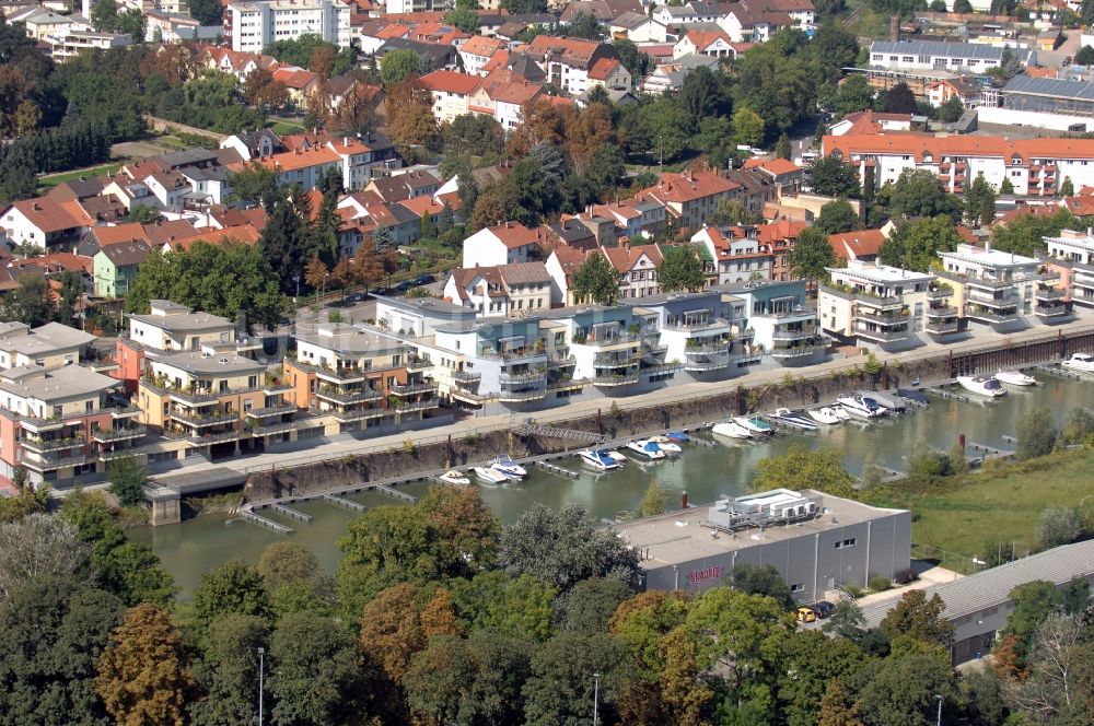 Speyer von oben - Wohnbebauung an der Hafenstraße gegenüber des Yachthafen mit Sportboot- Anlegestellen und Bootsliegeplätzen am Uferbereich des alten Hafen am Rhein in Speyer im Bundesland Rheinland-Pfalz, Deutschland