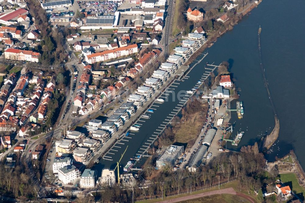 Speyer von oben - Wohnbebauung am Ufer des ehemaligen Hafenbeckens am Rhein Hafenstraße gegenüber von Sea-Live in Speyer im Bundesland Rheinland-Pfalz, Deutschland