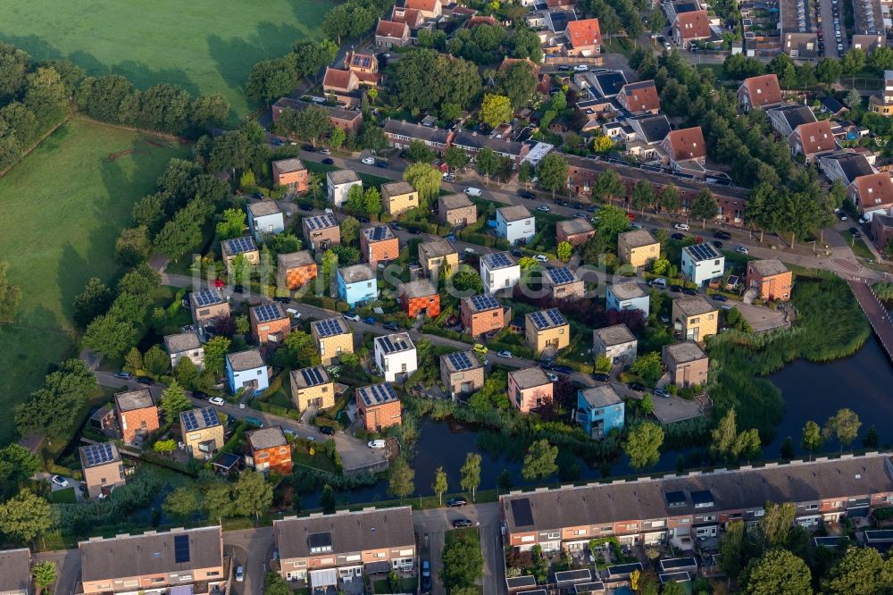 Luftbild Enschede - Wohngebiet mit bunten, kubusförmigen Design Einfamilienhäusern in einer Einfamilienhaussiedlung im Grünen am Wasser in Enschede in Overijssel, Niederlande