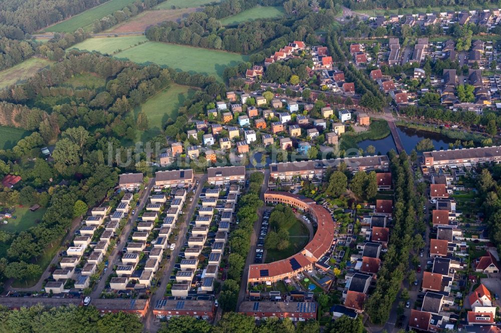 Luftaufnahme Enschede - Wohngebiet mit bunten, kubusförmigen Design Einfamilienhäusern in einer Einfamilienhaussiedlung im Grünen am Wasser in Enschede in Overijssel, Niederlande
