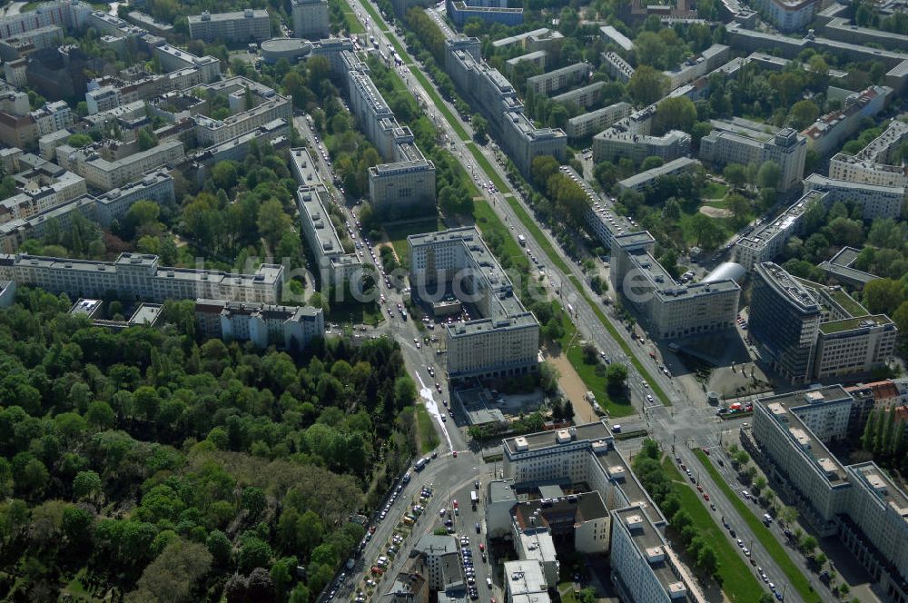Luftaufnahme Berlin - Wohngebiet an derAuerstrasse 1 / Weidenweg angrenzend an der Strasse der Pariser Kommune und der Karl-Marx-Allee in Berlin-Friedrichshain