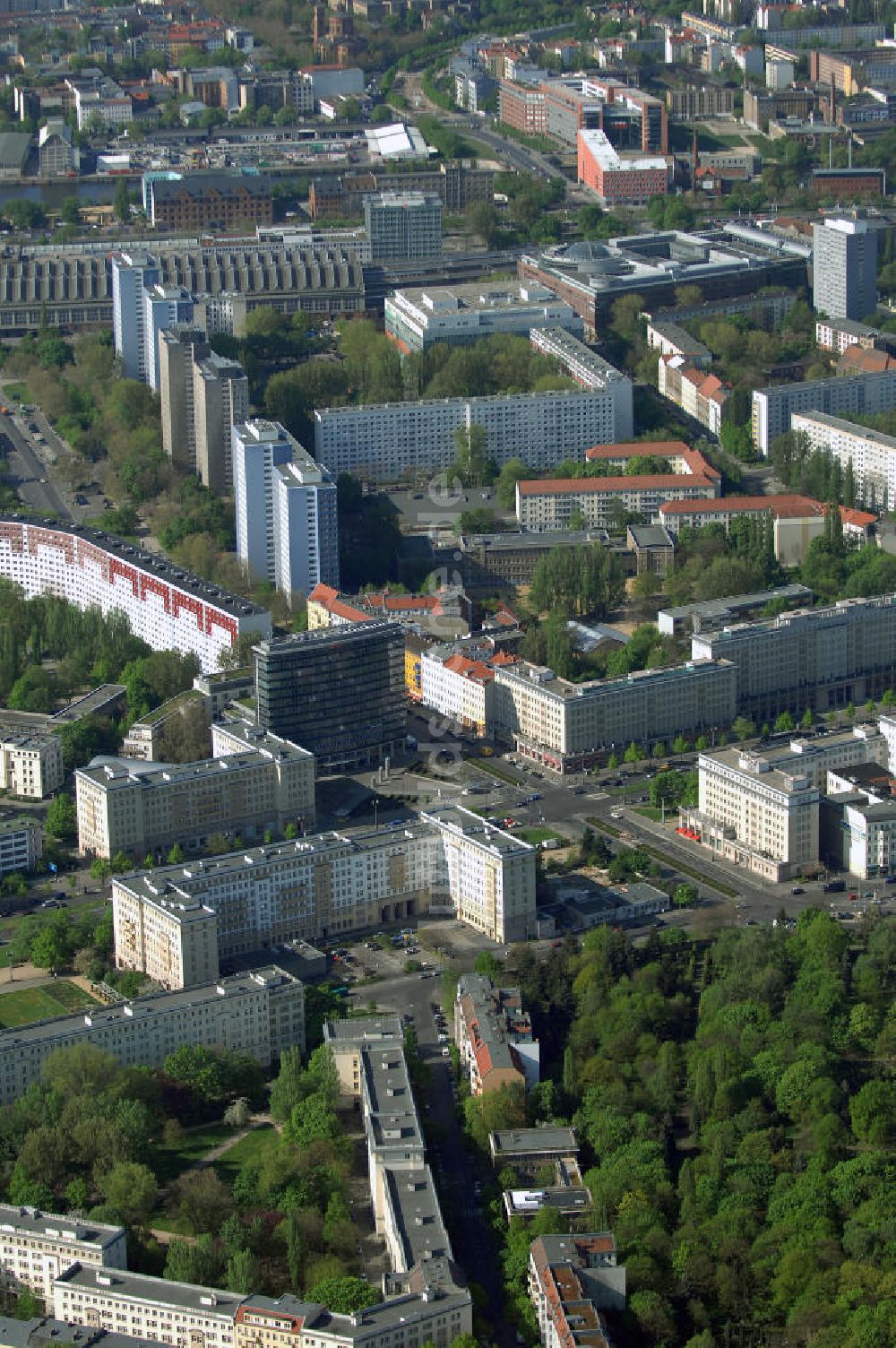 Luftaufnahme Berlin - Wohngebiet an derAuerstrasse 1 / Weidenweg angrenzend an der Strasse der Pariser Kommune und der Karl-Marx-Allee in Berlin-Friedrichshain