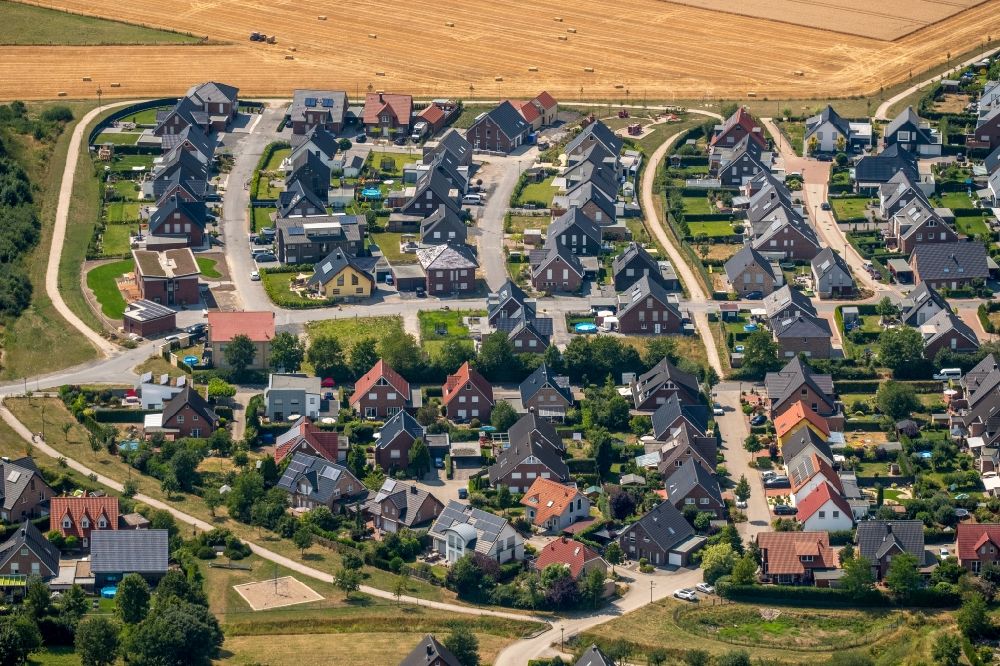 Luftaufnahme Drensteinfurt - Wohngebiet einer Einfamilienhaus- Siedlung am Akazienweg in Drensteinfurt im Bundesland Nordrhein-Westfalen, Deutschland