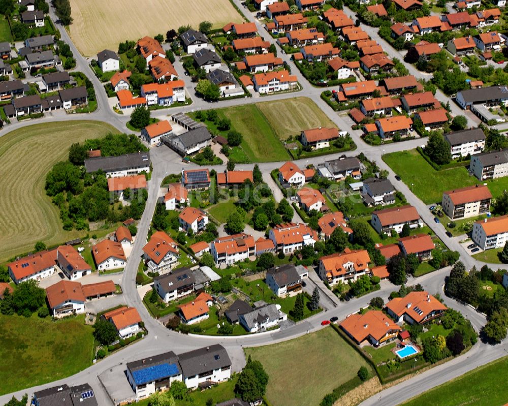 Alberer aus der Vogelperspektive: Wohngebiet einer Einfamilienhaus- Siedlung in Alberer im Bundesland Bayern, Deutschland
