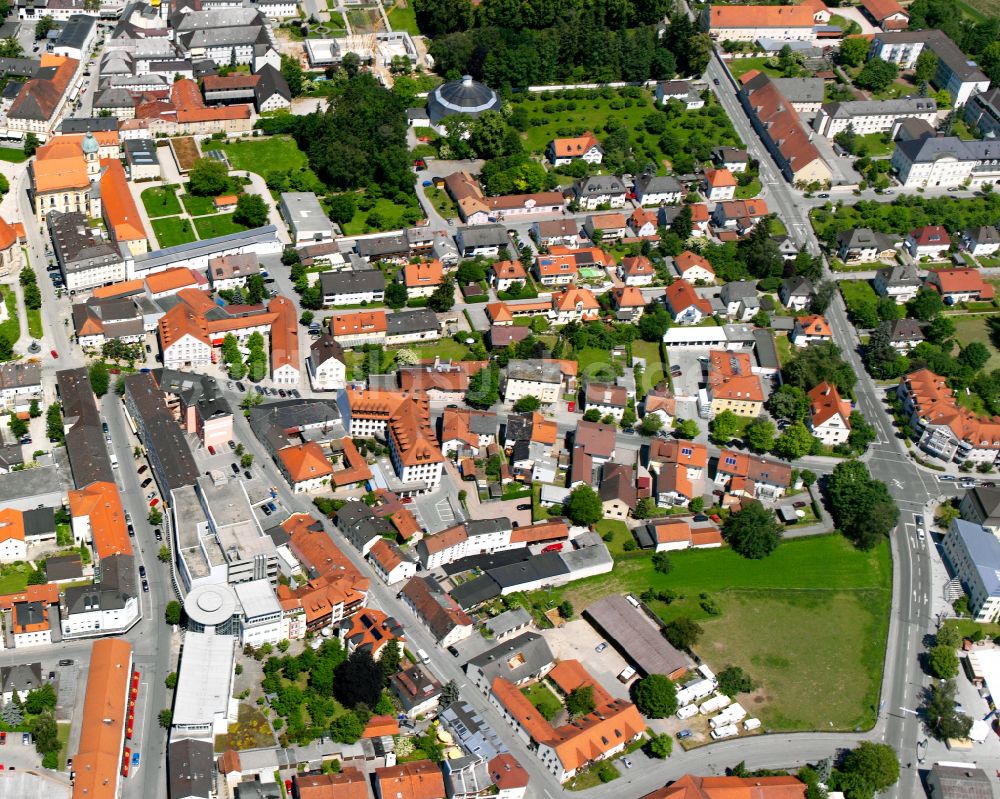 Altötting aus der Vogelperspektive: Wohngebiet einer Einfamilienhaus- Siedlung in Altötting im Bundesland Bayern, Deutschland