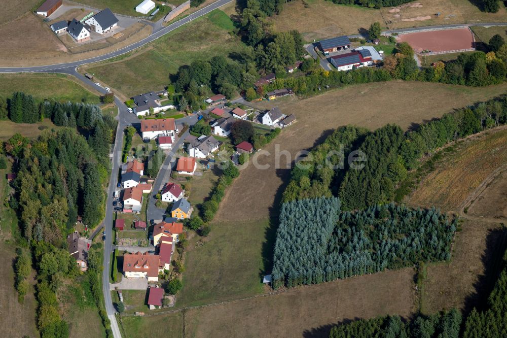 Aura im Sinngrund von oben - Wohngebiet einer Einfamilienhaus- Siedlung in Aura im Sinngrund im Bundesland Bayern, Deutschland