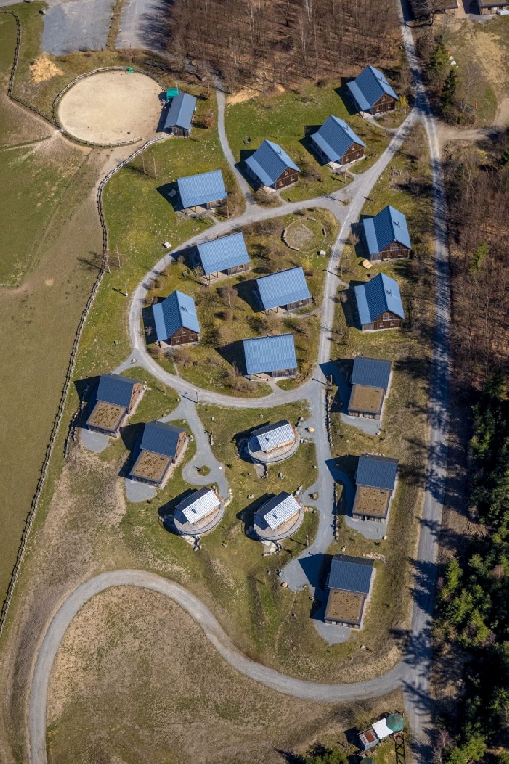 Luftaufnahme Bergdorf LiebesGrün - Wohngebiet einer Einfamilienhaus- Siedlung in Bergdorf LiebesGrün im Bundesland Nordrhein-Westfalen, Deutschland