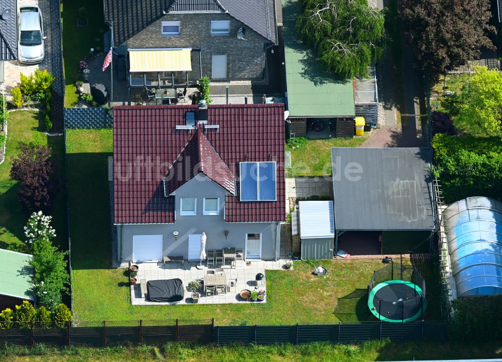 Luftaufnahme Berlin - Wohngebiet einer Einfamilienhaus- Siedlung an der Bergedorfer Straße im Ortsteil Kaulsdorf in Berlin, Deutschland