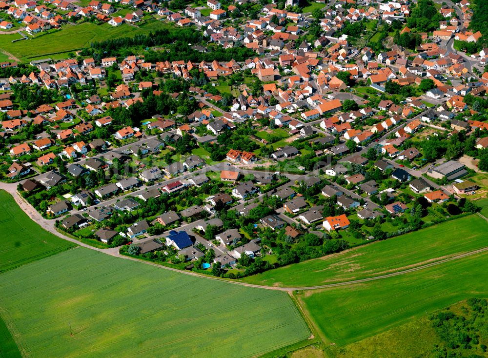 Bolanden von oben - Wohngebiet einer Einfamilienhaus- Siedlung in Bolanden im Bundesland Rheinland-Pfalz, Deutschland