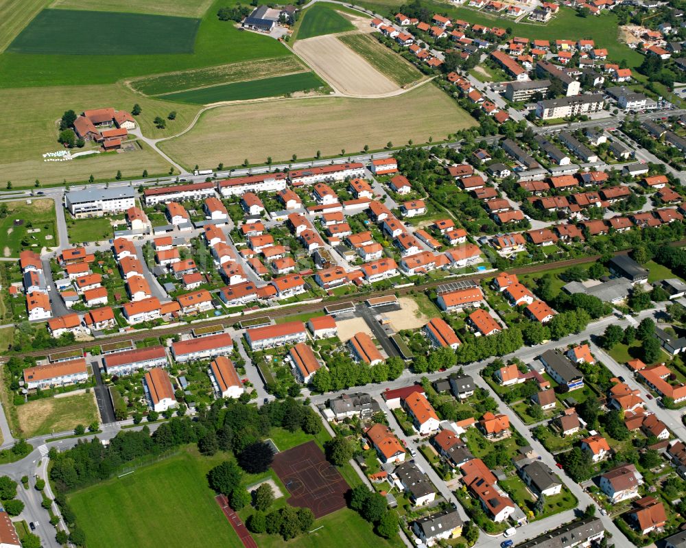 Burghausen aus der Vogelperspektive: Wohngebiet einer Einfamilienhaus- Siedlung in Burghausen im Bundesland Bayern, Deutschland