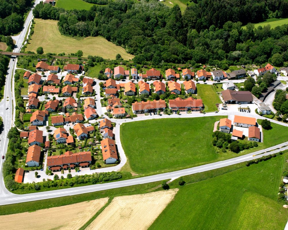 Luftaufnahme Burgkirchen an der Alz - Wohngebiet einer Einfamilienhaus- Siedlung in Burgkirchen an der Alz im Bundesland Bayern, Deutschland