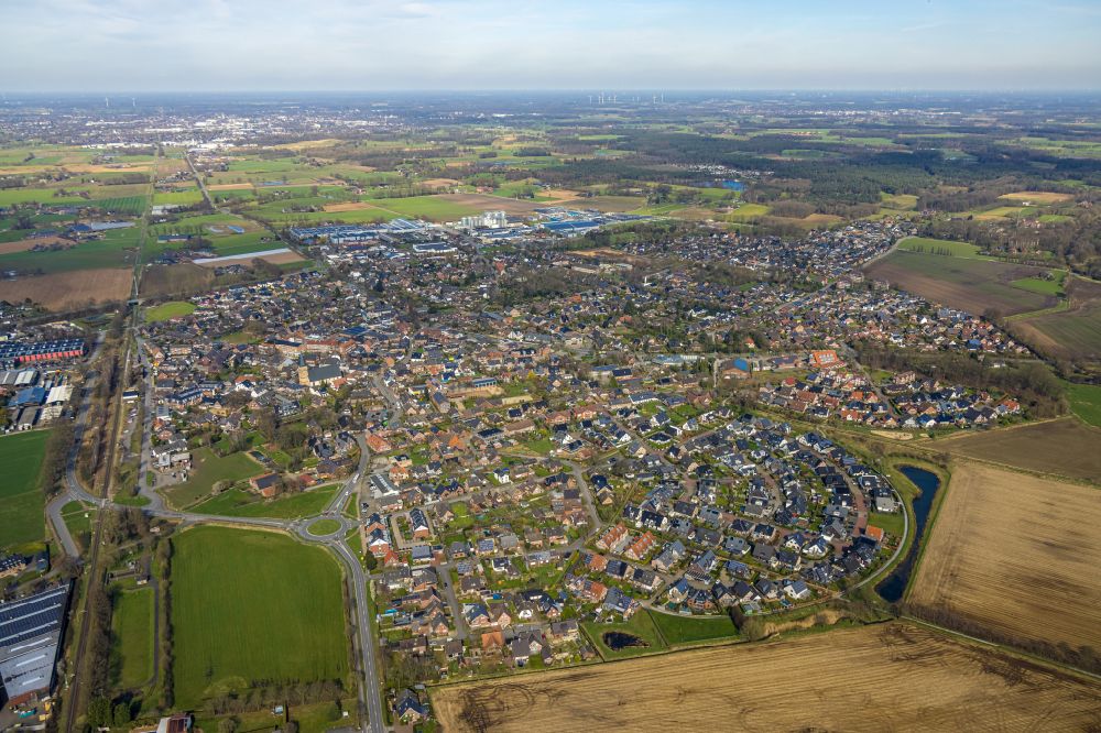 Dingden aus der Vogelperspektive: Wohngebiet einer Einfamilienhaus- Siedlung in Dingden im Bundesland Nordrhein-Westfalen, Deutschland